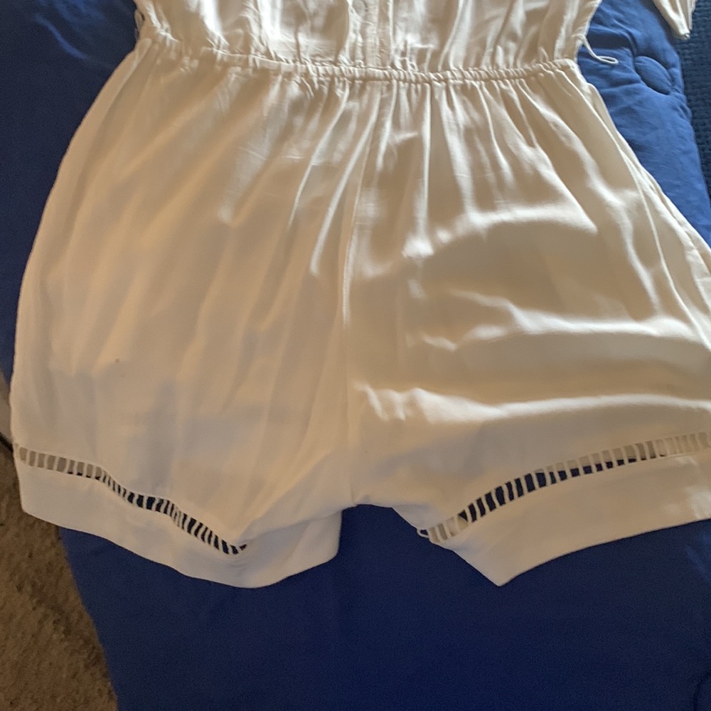 White romper - Picture 5 of 8